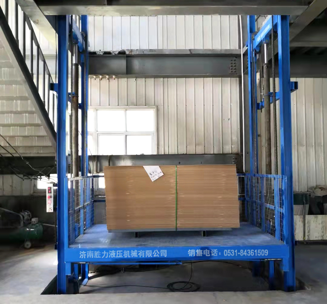 载重5吨的液压升降货梯在陕西安装完毕！